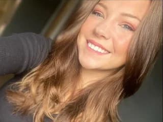 WebCAM of SheRunsTheShow